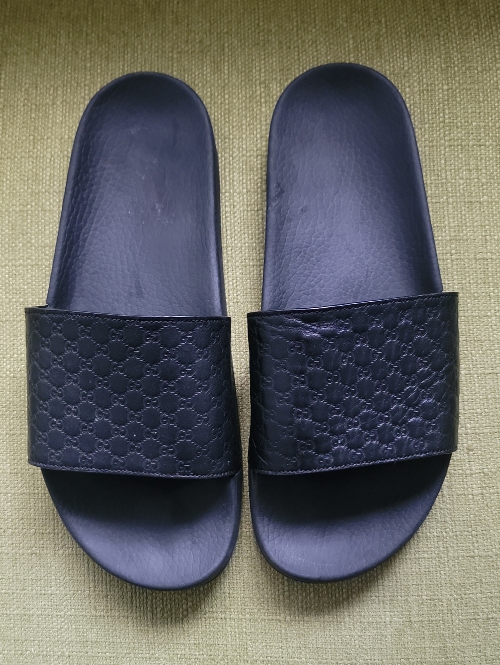 GUCCI Microguccissima Black LeatherMen's Slide Sandals with Embossed Pattern